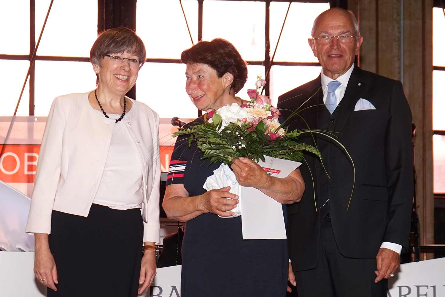 von links: von links: Regierungpräsidentin Heidrun Piwernetz, Dr. Karla Fohrbeck, Bezirkstagspräsident Dr. Günther Denzler