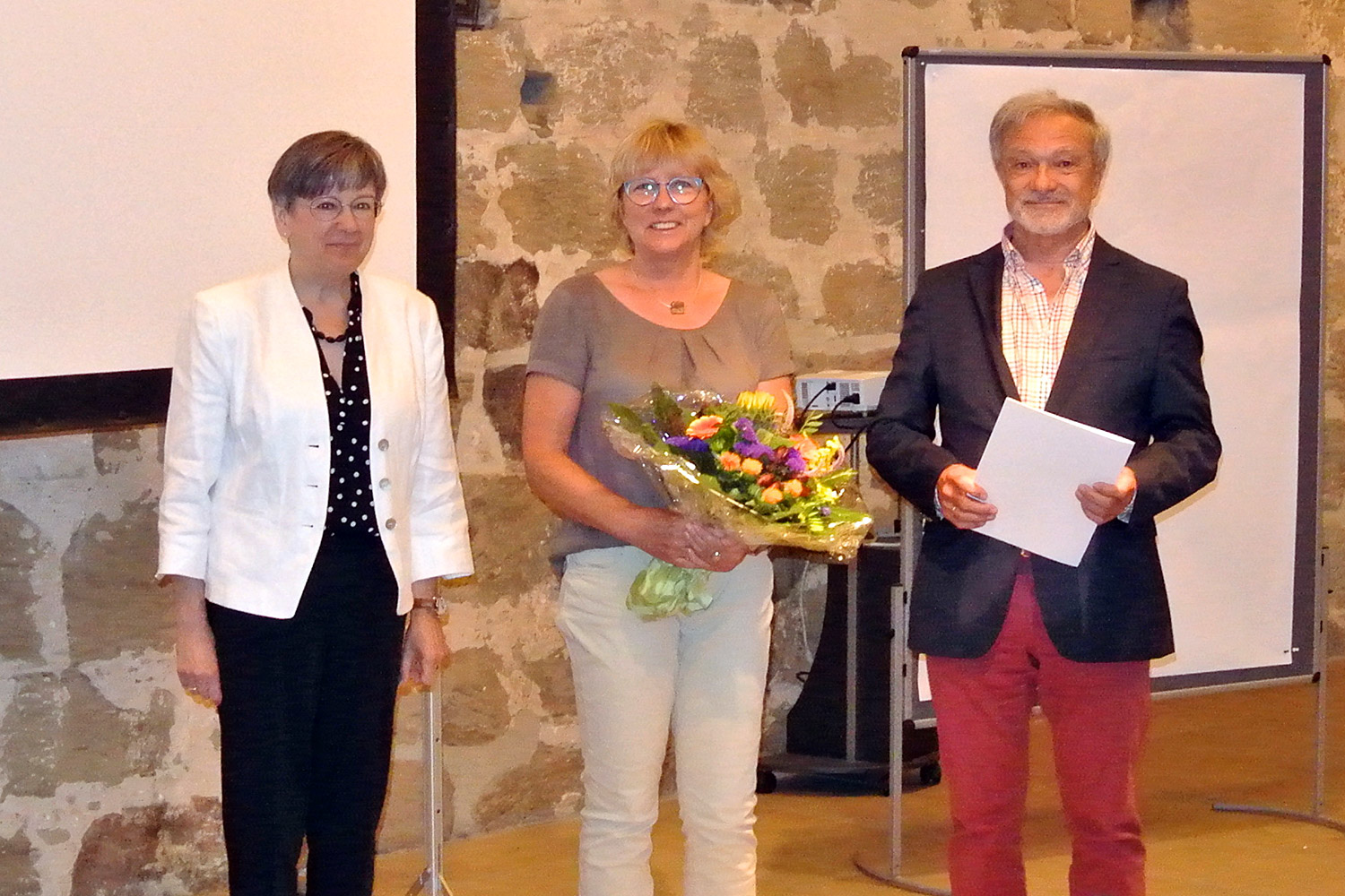 von links: Regierungspräsidentin Heidrun Piwernetz, Ruth Dormann (Geschäftsführerin), Dr. Winfried Hartl