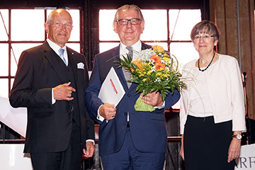 von links: Bezirkstagspräsident Dr. Günther Denzler, Dr. Peter Landendörfer, Regierungspräsidentin Heidrun Piwernetz