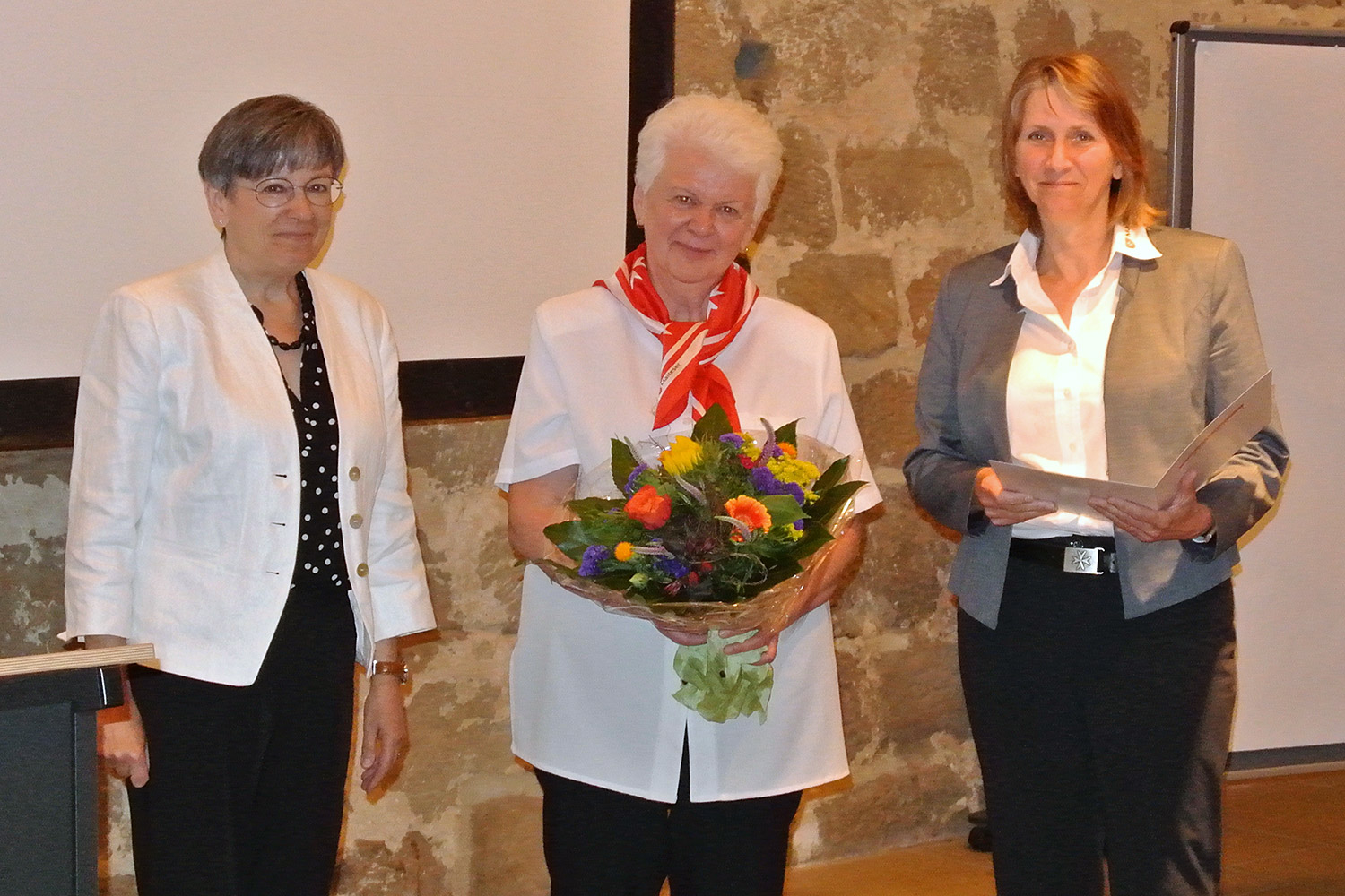 von links: Regierungspräsidentin Heidrun Piwernetz, Hermine Waldner, Claudia Ramminger