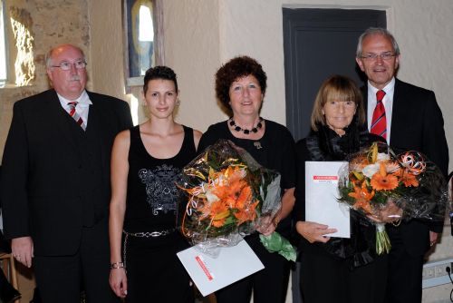 Foto: Preisverleihung an die Selbsthilfegruppe der Bayerischen Krebsgesellschaft Coburg III, vertr. durch Frau Regine Ruckdeschel, Coburg