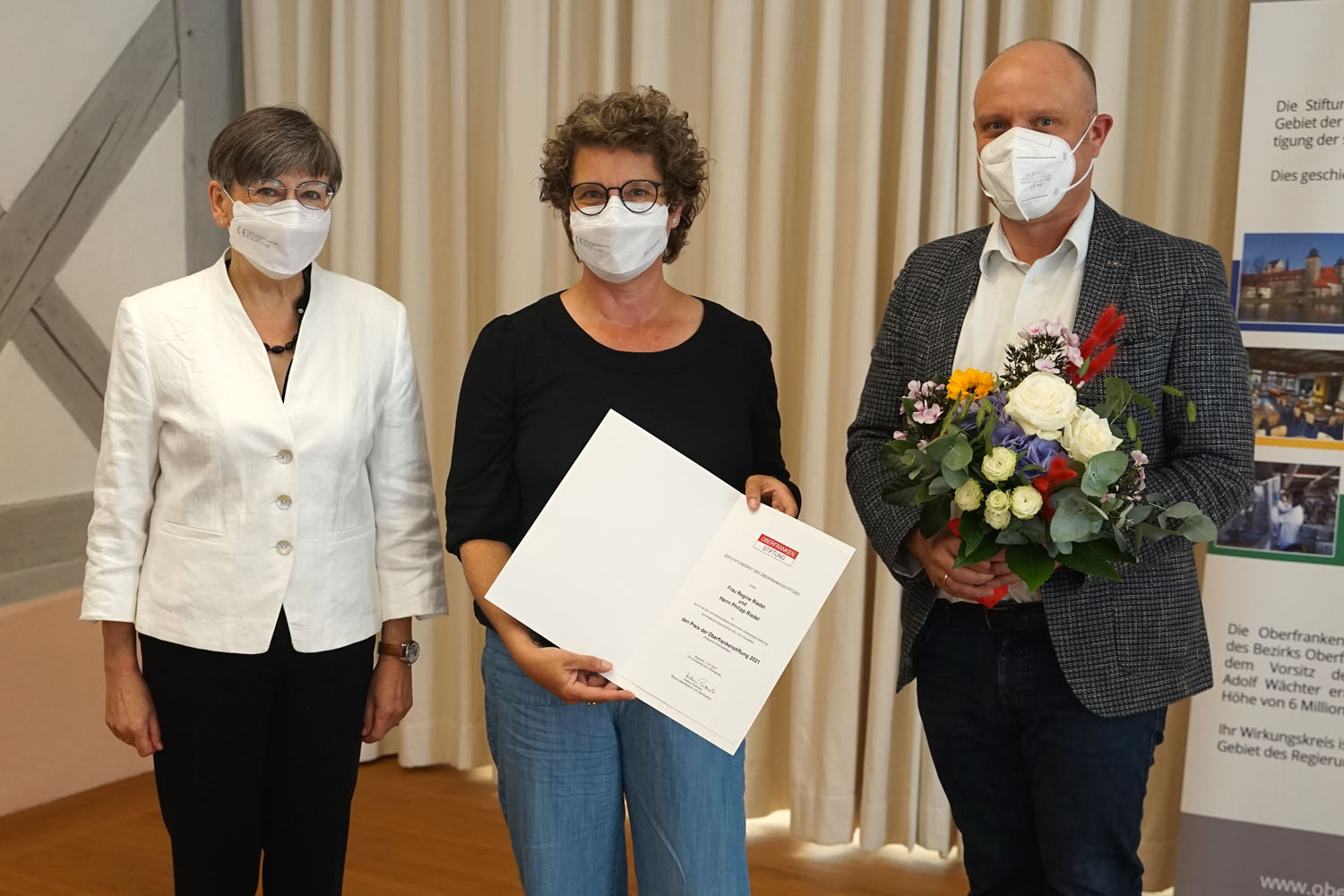 von links: Regierungspräsidentin Heidrun Piwernetz, Regine und Philipp Riedel